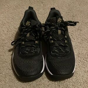 Under Armor Curry sneakers. Barely worn. Boys size 4.